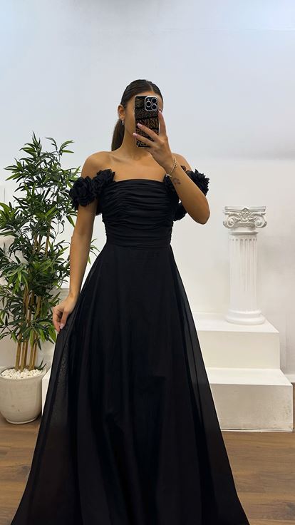 Vestido de noche negro con detalle floral y tiras