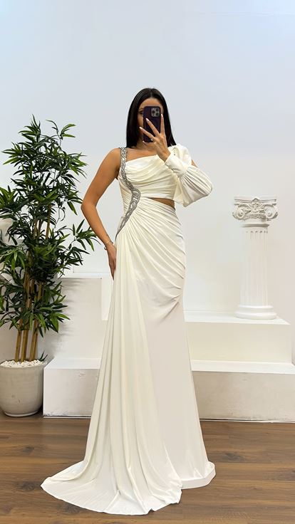 Vestido de noche blanco de una sola manga con detalle de bordado