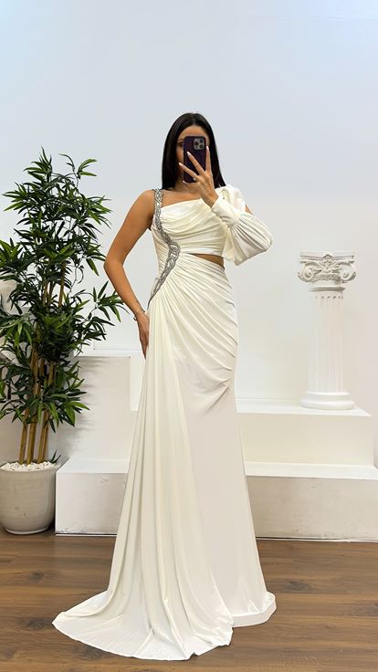 Vestido de noche blanco de una sola manga con detalle de bordado