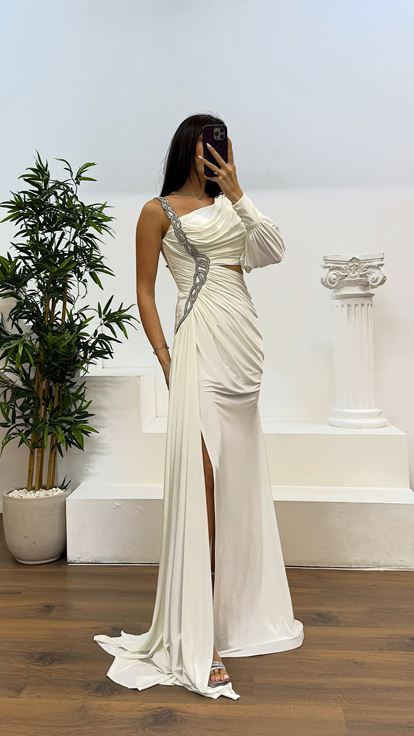 Vestido de noche blanco de una sola manga con detalle de bordado