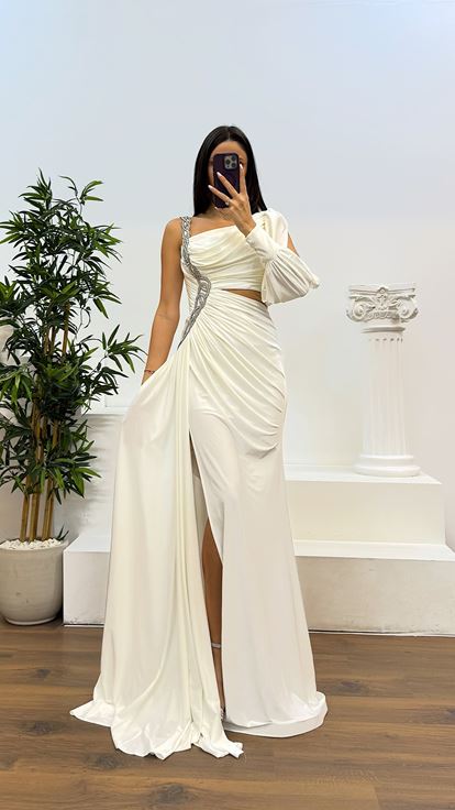 Vestido de noche blanco de una sola manga con detalle de bordado