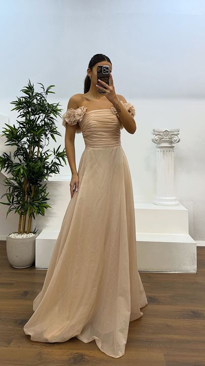 Robe de soirée beige à bretelles et détails de fleurs