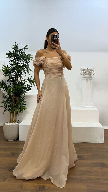 Robe de soirée beige à bretelles et détails de fleurs