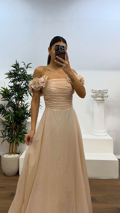 Robe de soirée beige à bretelles et détails de fleurs