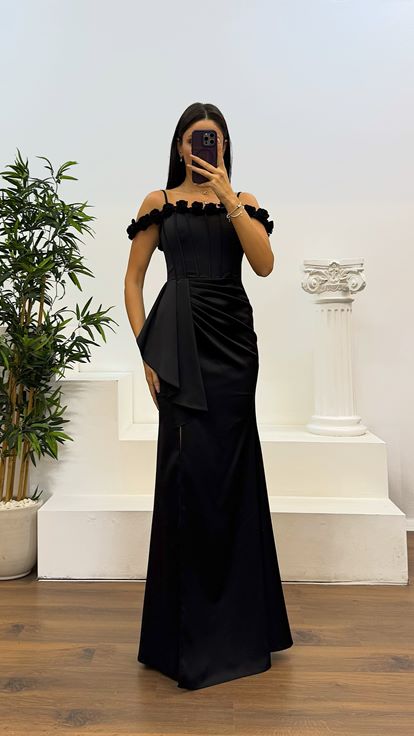 Abito da sera in raso con dettaglio rosa con cinturino in corda nera