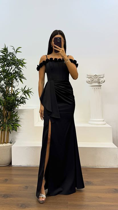 Abito da sera in raso con dettaglio rosa con cinturino in corda nera