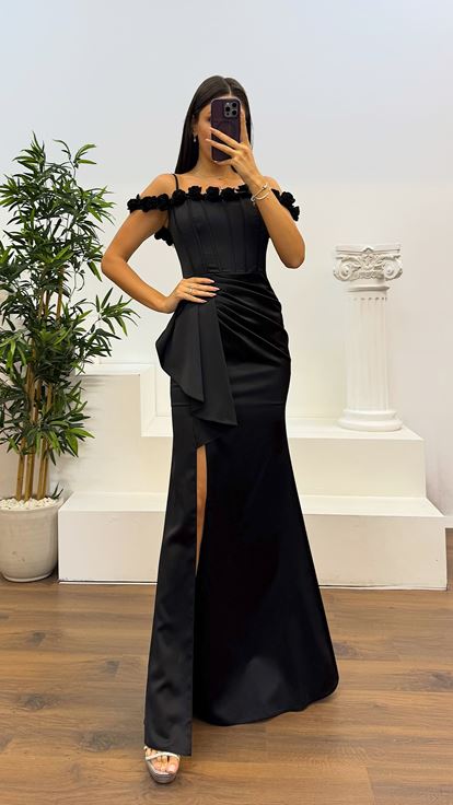 Abito da sera in raso con dettaglio rosa con cinturino in corda nera