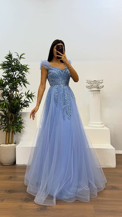 Vestido de noche azul bebé de tul sin tirantes con detalle de bordado