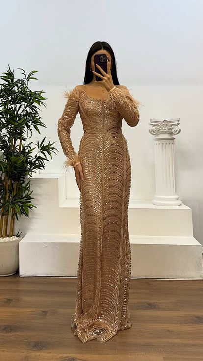 Gold Kayık Yaka Tüy Detay İşlemeli Abiye Elbise