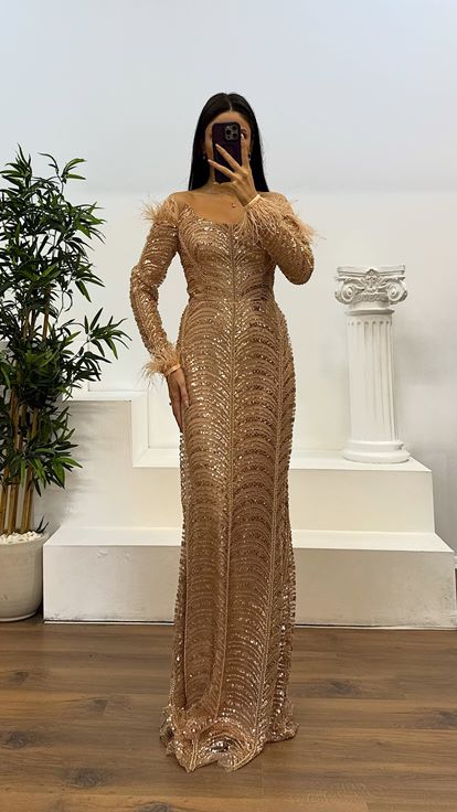 Gold Kayık Yaka Tüy Detay İşlemeli Abiye Elbise