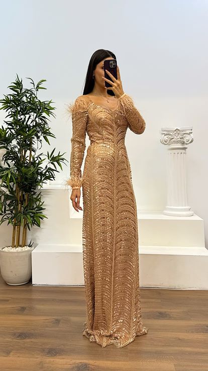 Gold Kayık Yaka Tüy Detay İşlemeli Abiye Elbise