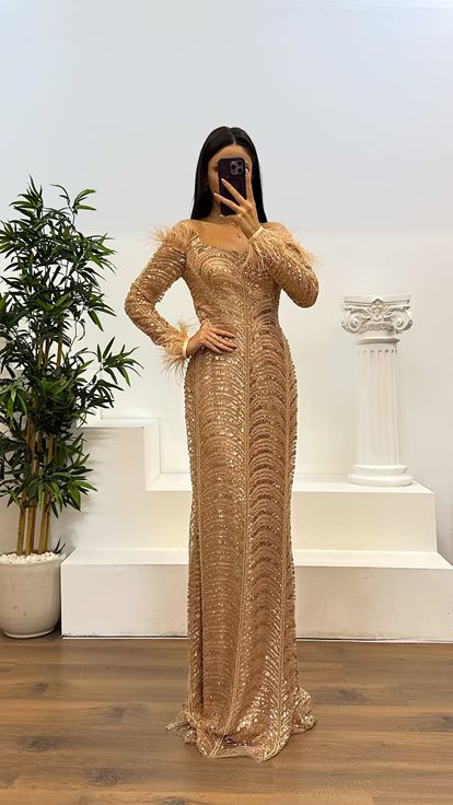Gold Kayık Yaka Tüy Detay İşlemeli Abiye Elbise
