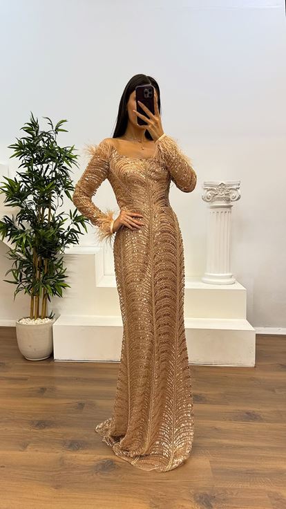 Gold Kayık Yaka Tüy Detay İşlemeli Abiye Elbise