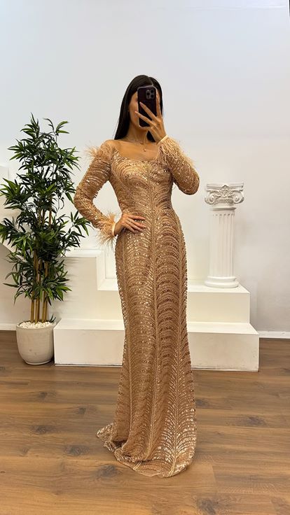Gold Kayık Yaka Tüy Detay İşlemeli Abiye Elbise
