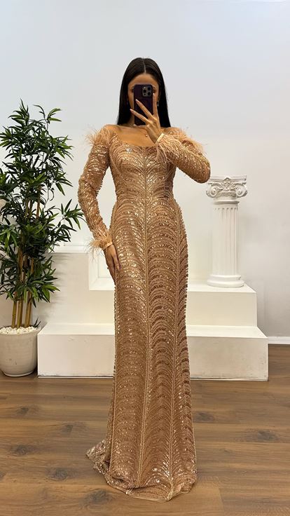 Gold Kayık Yaka Tüy Detay İşlemeli Abiye Elbise