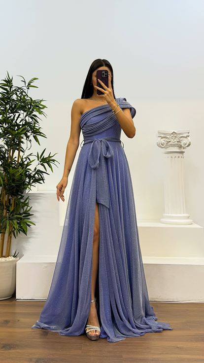 Abito da sera soffice e scintillante con una spalla indaco