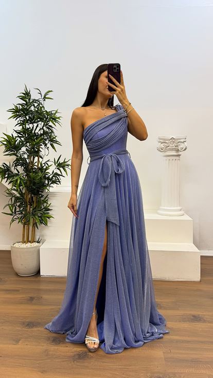 Abito da sera soffice e scintillante con una spalla indaco