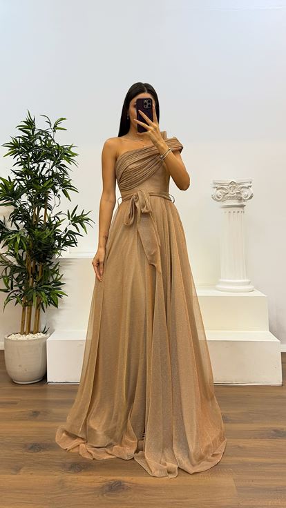 Abito da sera soffice e scintillante beige con una spalla