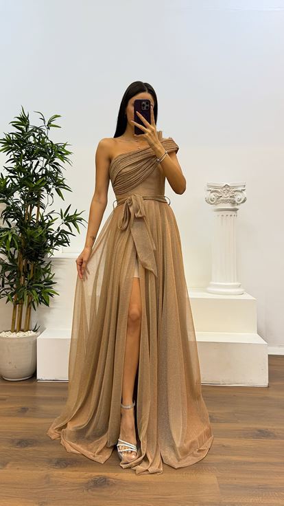 Abito da sera soffice e scintillante beige con una spalla