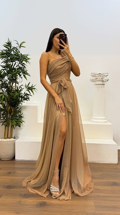 Abito da sera soffice e scintillante beige con una spalla