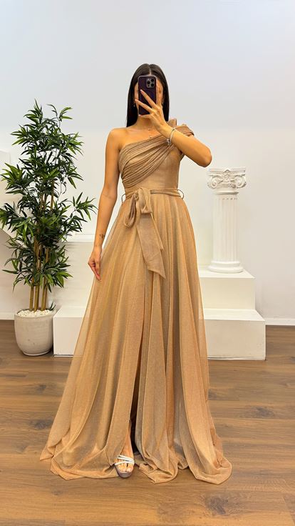 Abito da sera soffice e scintillante beige con una spalla
