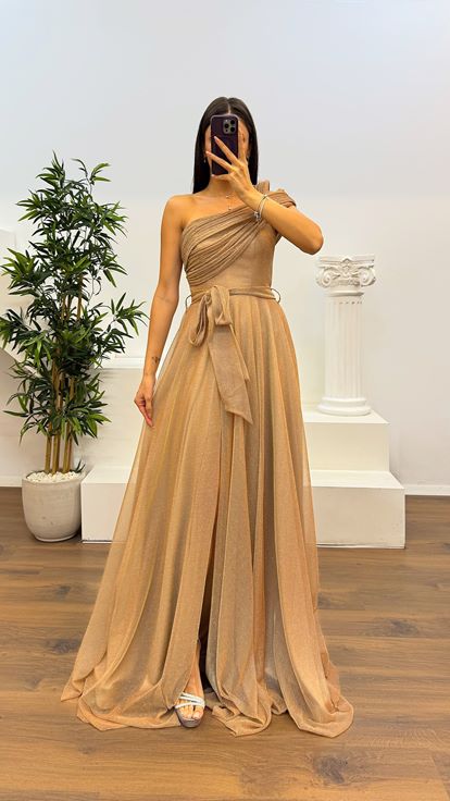 Abito da sera soffice e scintillante beige con una spalla