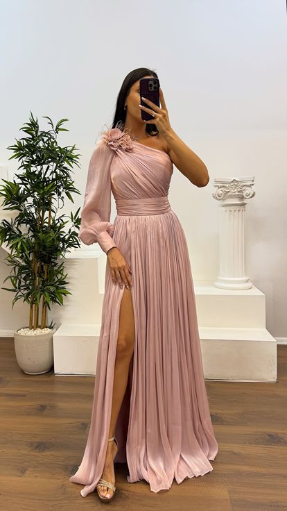 Puderfarbenes, einärmliges, plissiertes Abendkleid