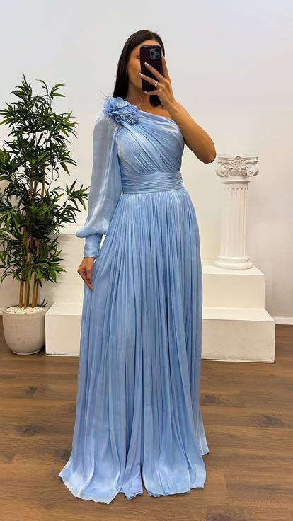 Babyblaues, einärmliges, plissiertes Abendkleid