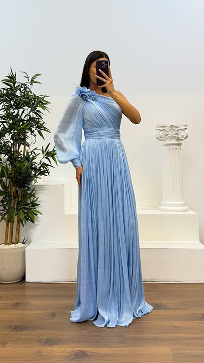Babyblaues, einärmliges, plissiertes Abendkleid