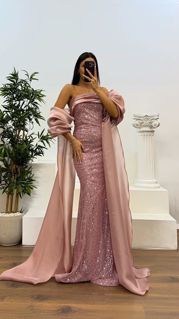 Vestido de noche bordado con mangas abullonadas color rosa empolvado