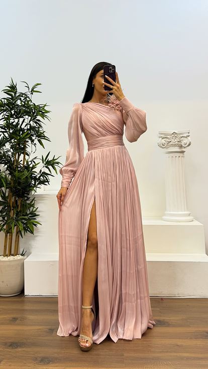 Vestido de noche de gasa con detalle de flores y hombros empolvados