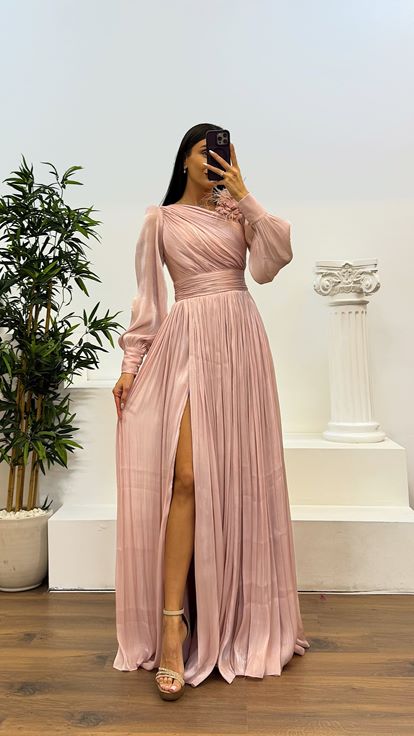 Vestido de noche de gasa con detalle de flores y hombros empolvados