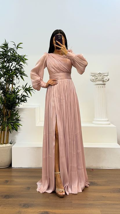 Vestido de noche de gasa con detalle de flores y hombros empolvados