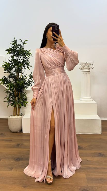 Vestido de noche de gasa con detalle de flores y hombros empolvados