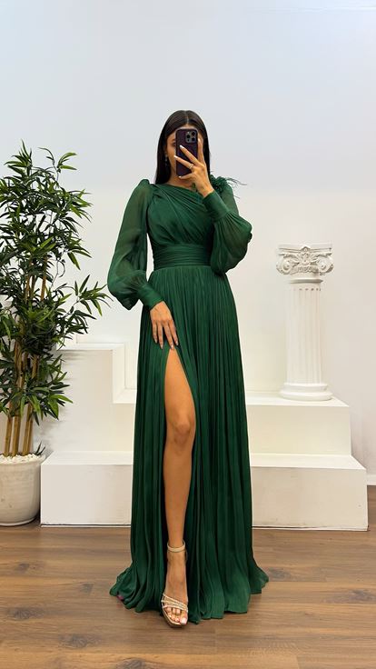 Grünes Chiffon-Abendkleid mit Blumendetail an der Schulter