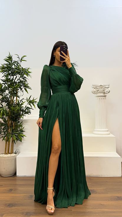 Grünes Chiffon-Abendkleid mit Blumendetail an der Schulter