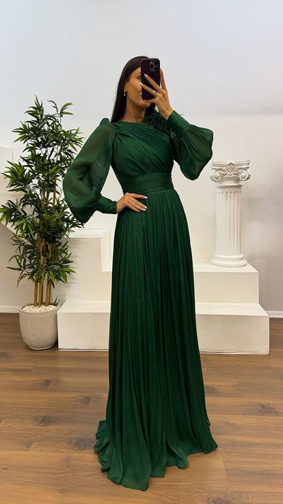 Grünes Chiffon-Abendkleid mit Blumendetail an der Schulter