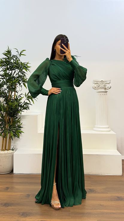 Grünes Chiffon-Abendkleid mit Blumendetail an der Schulter