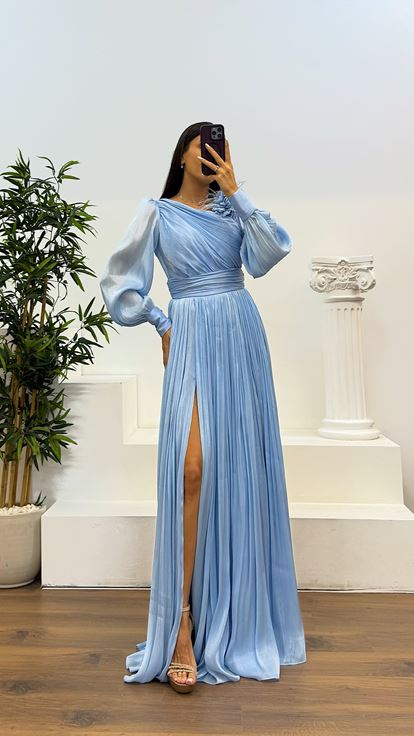 Babyblaues Chiffon-Abendkleid mit Blumendetail an der Schulter