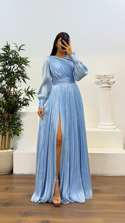 Babyblaues Chiffon-Abendkleid mit Blumendetail an der Schulter