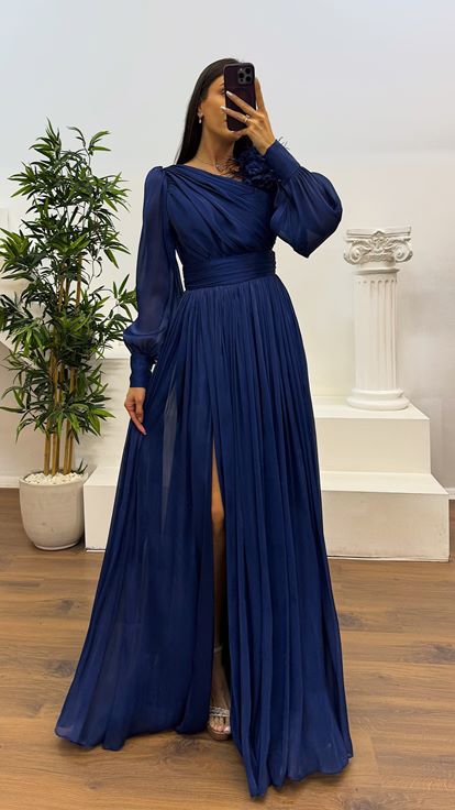 Robe de soirée en mousseline de soie avec détails de fleurs et épaules bleu marine