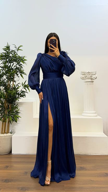 Robe de soirée en mousseline de soie avec détails de fleurs et épaules bleu marine