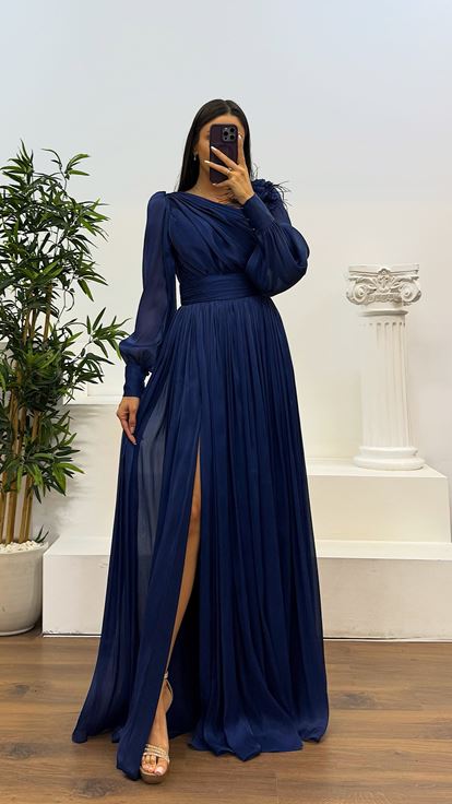 Robe de soirée en mousseline de soie avec détails de fleurs et épaules bleu marine