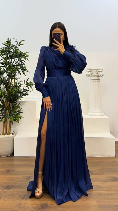 Robe de soirée en mousseline de soie avec détails de fleurs et épaules bleu marine