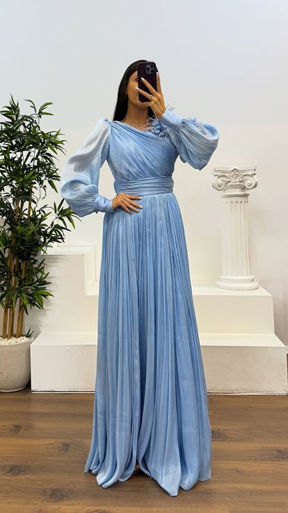 Babyblaues Chiffon-Abendkleid mit Blumendetail an der Schulter