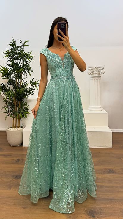 فستان سهرة منفوش من التول ورقبة على شكل حرف V بالنعناع