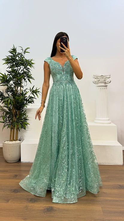 فستان سهرة منفوش من التول ورقبة على شكل حرف V بالنعناع