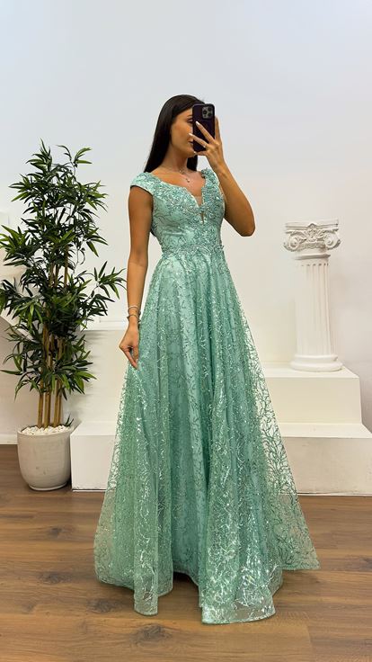 فستان سهرة منفوش من التول ورقبة على شكل حرف V بالنعناع
