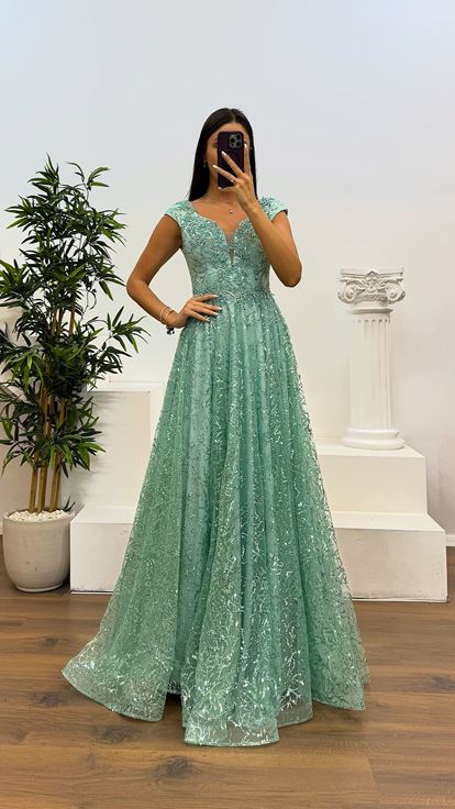 فستان سهرة منفوش من التول ورقبة على شكل حرف V بالنعناع