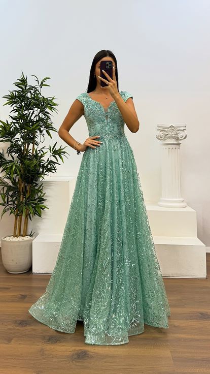 فستان سهرة منفوش من التول ورقبة على شكل حرف V بالنعناع